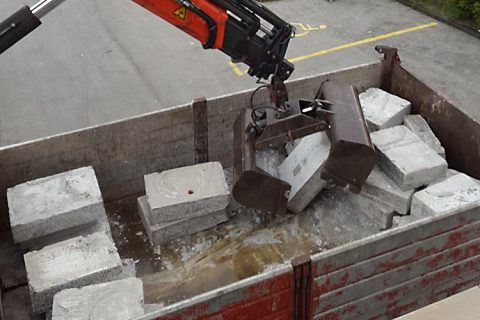 Utovar na kamion izrezane betonske konstrukcije